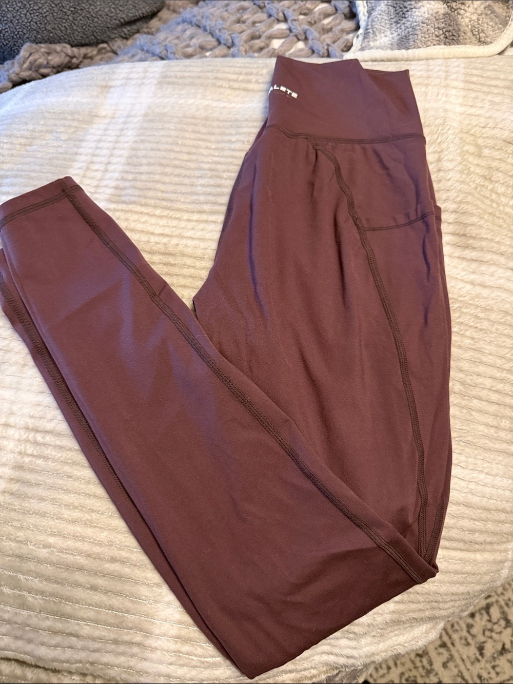 ALPHALETE - AlphaLux- side pocket- High-Waist Wine-Colored Leggings